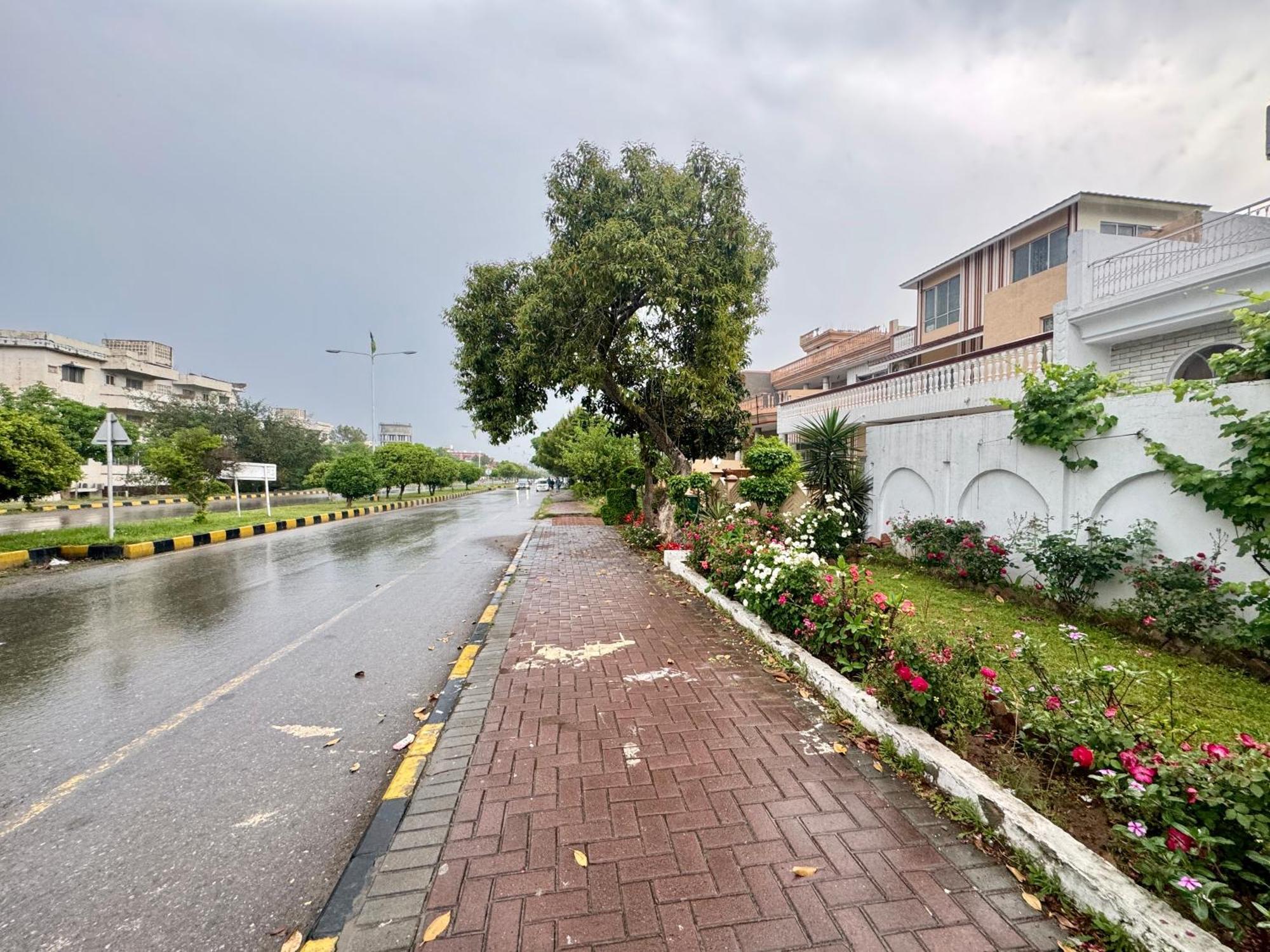Decent Lodge Guest House Islamabad Bagian luar foto